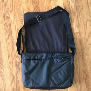 Minimalist Incase laptop bag
